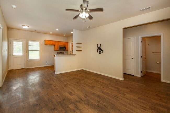 Foto del edificio - House for Lease in Denison