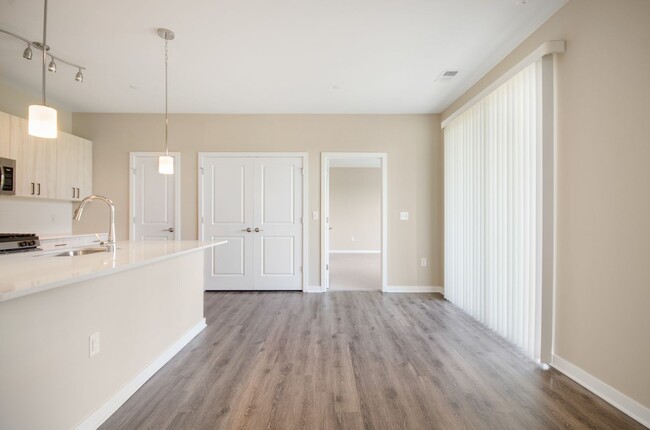 Foto del edificio - Two Bedroom Luxury Apartment (Elevator Bui...