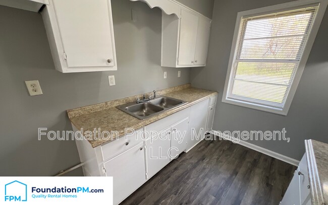Foto del edificio - 468 Bradwood Ave