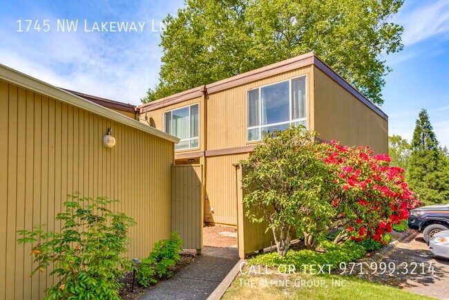Foto del edificio - 1745 NW Lakeway Ln