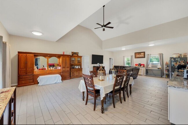Building Photo - 1571 Highland Park Way