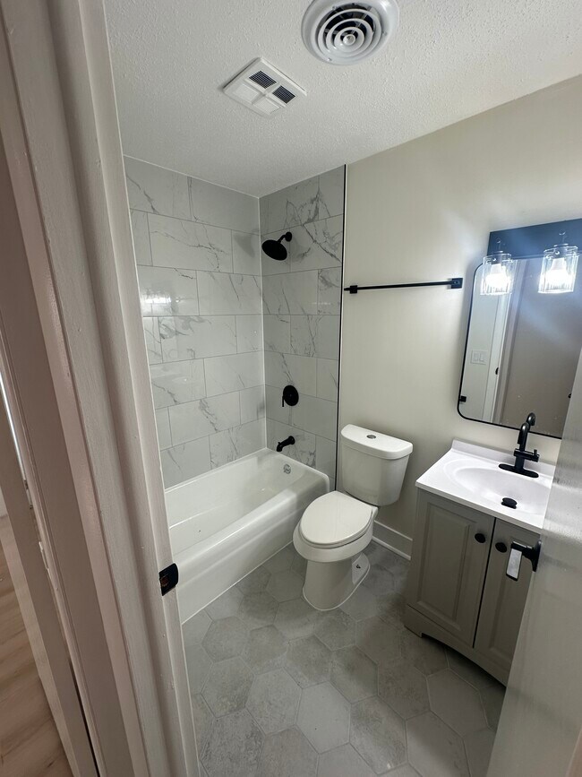 Foto del edificio - 715 E 12th St
