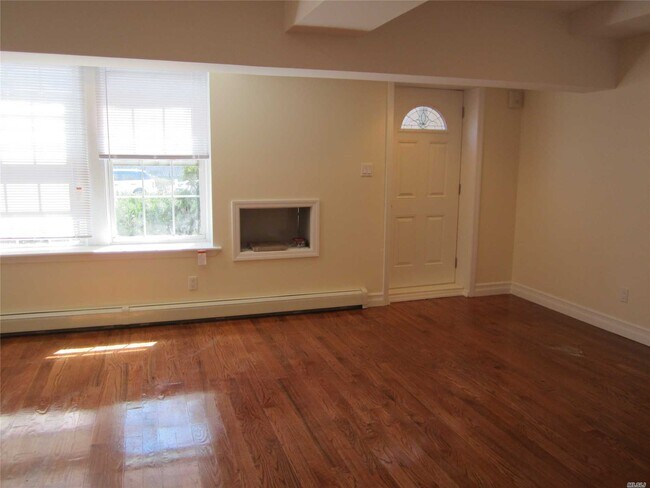 Foto del edificio - 87 Cutter Mill Rd