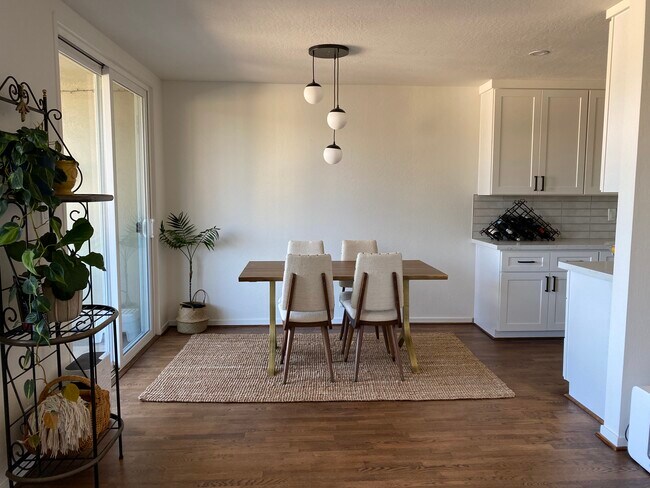 Dining Area - 1700 San Carlos Ave