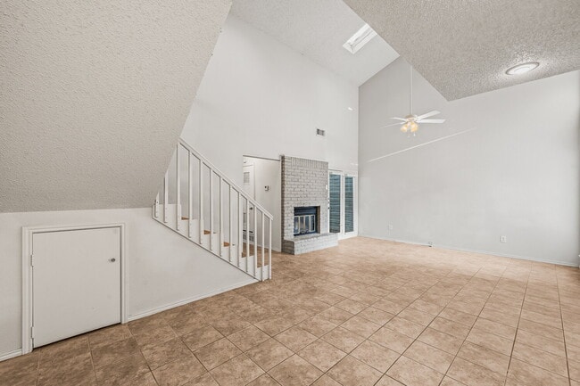 Building Photo - Spacious 2/2/2!
