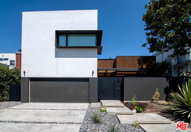 Foto del edificio - 10639 Cushdon Ave