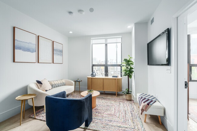 1BR, 1BA - 707SF - Living Room - 23 West