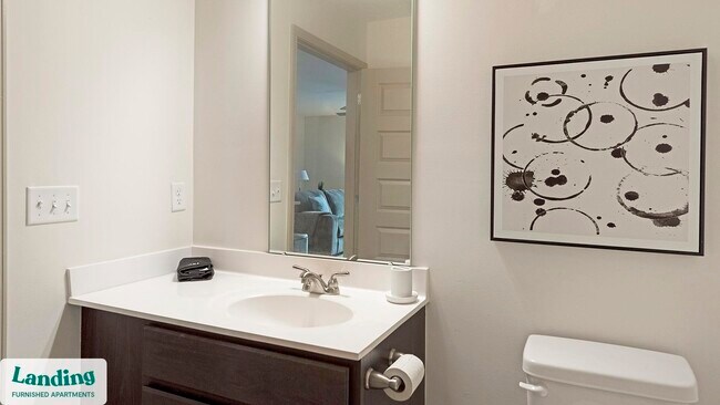 Foto del edificio - 610 Universal Dr