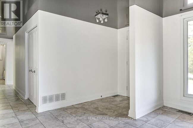 Building Photo - 10 Cedar Rd