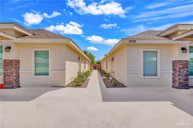 Building Photo - 2105 Canyon Dr