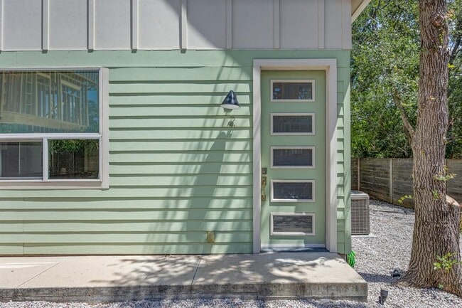 Building Photo - 4805 Santa Anna St