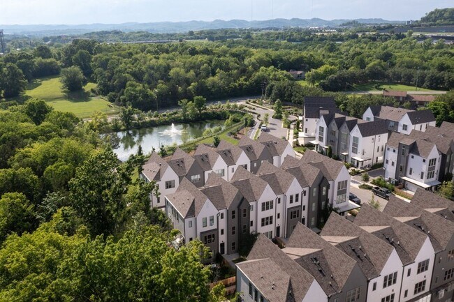 Foto del edificio - Gorgeous 3 bedroom end unit townhome with garage