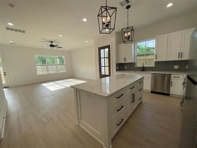 Foto del edificio - 6412 Highland Pine Ln