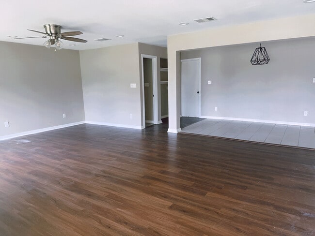 Building Photo - 313 Lovers Ln