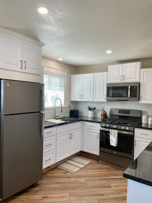 Full Kitchen - 8803 N Thompson Ave
