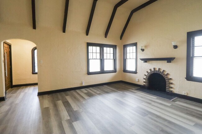 Building Photo - 3 Bedroom 1 Bath Near Downtown Tulsa!