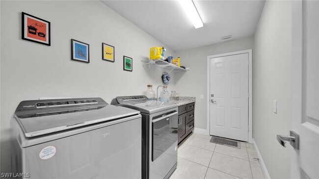 Foto del edificio - 569 Croydon Ave S