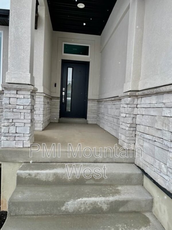 Building Photo - 574 W 275 N