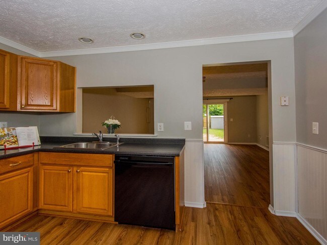 Foto del edificio - 6321 Harris Heights Ave