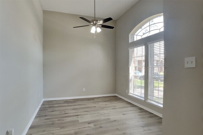 Foto del edificio - 14918 Laytham Ln