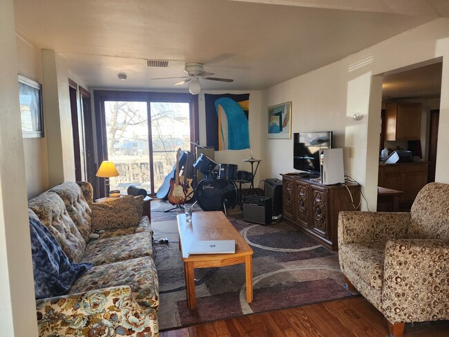 Foto del edificio - Available August 1st - 3 bedroom/1.5 bath house 1 block off Williamson St