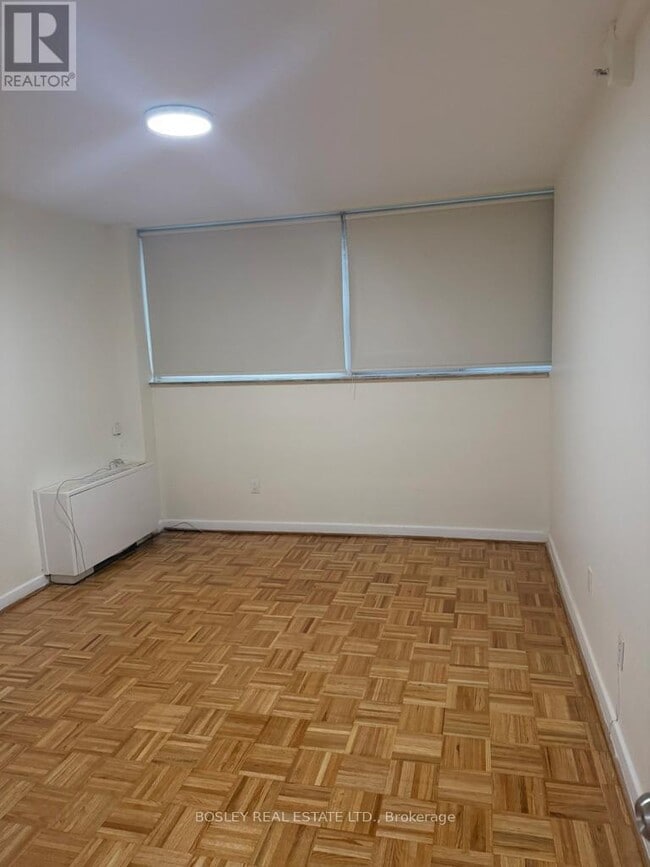 Photo du bâtiment - 4 Deer Park Crescent