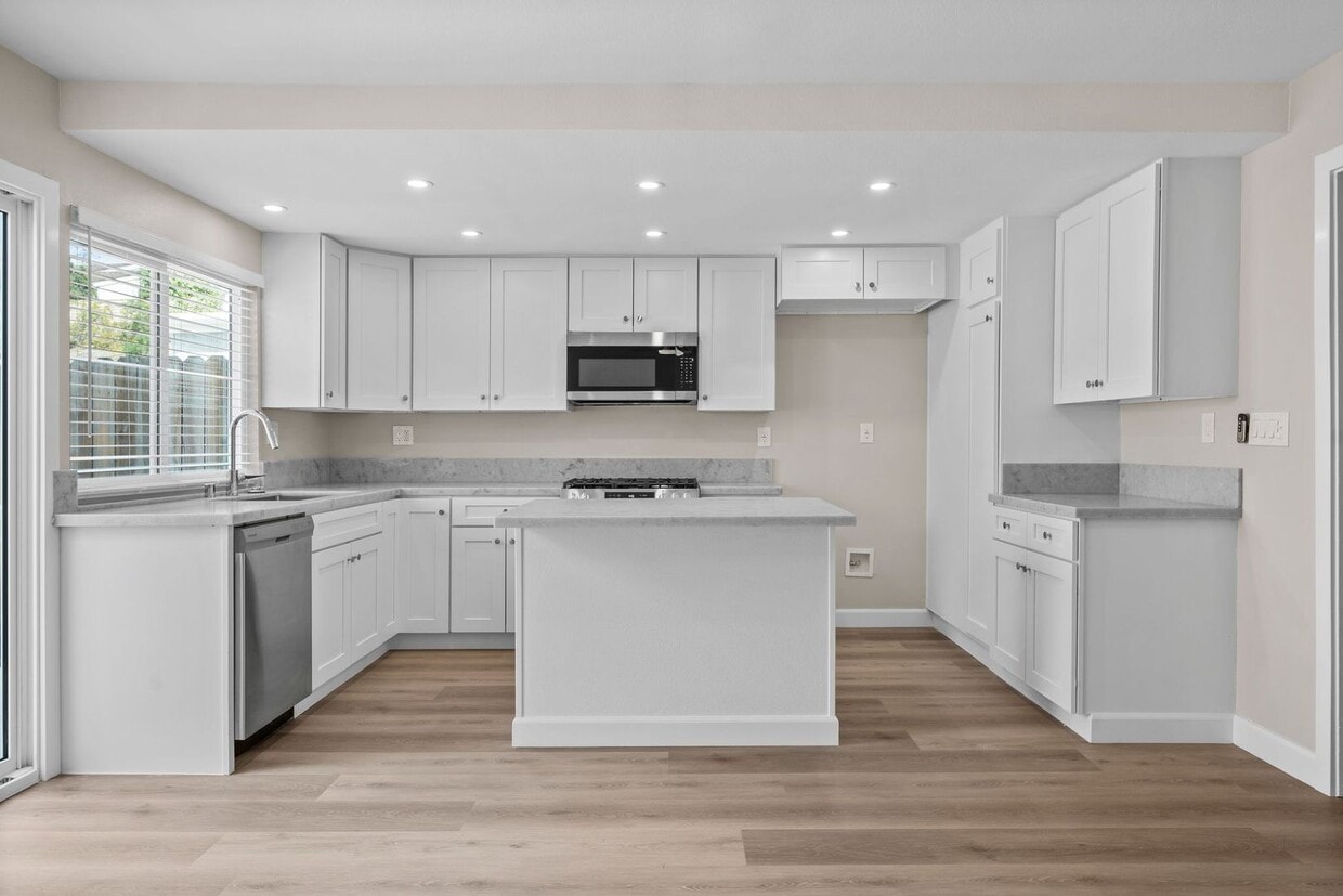Primary Photo - Large Modern Renovated 3 Bedroom 2.5 Bath ...