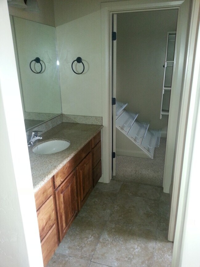 Foto del edificio - Buena Vista Townhome! Price Reduced!!