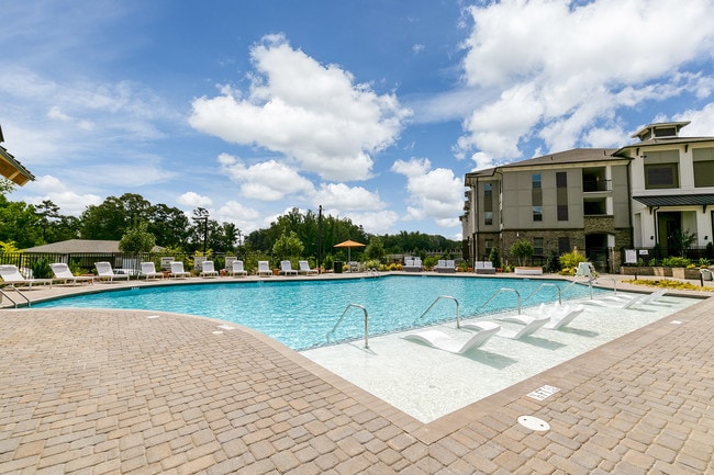 Building Photo - The Luxe of Huntersville