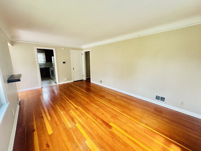 Foto del edificio - Charming 4-Bed Home with Gleaming Hardwood Floors, fully fenced backyard - 1500 Sq Ft in Minneapo...