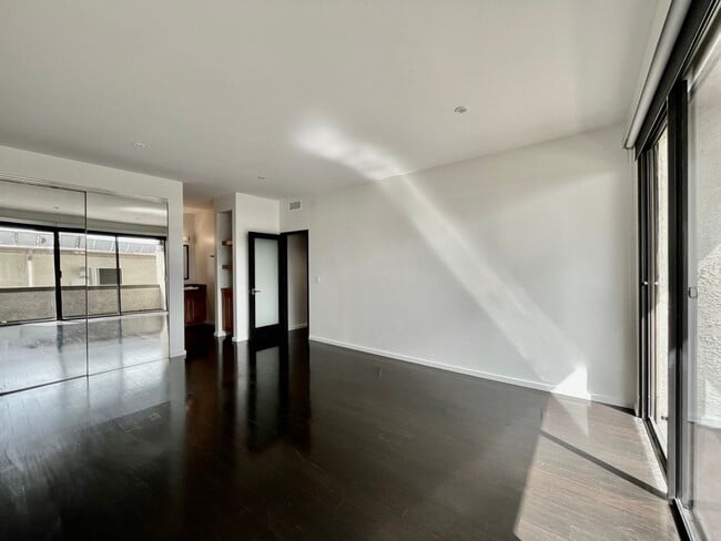 Foto del edificio - Spacious 2 Bedroom 2 Bath Condo in West LA