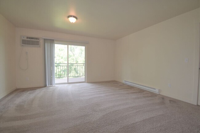 Building Photo - Top Floor 2Bed 1Bath apartment! Close to M...