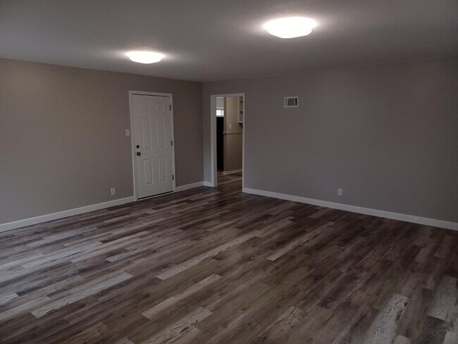 Building Photo - 1500 SW 23rd Pk