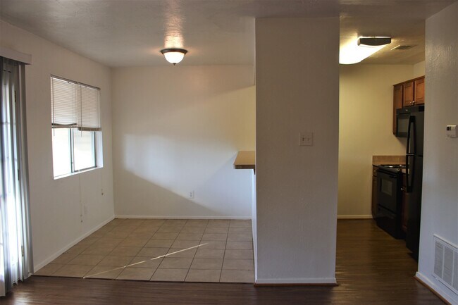 Foto del edificio - UPSTAIRS 2 BD UNIT w/ PRIVATE COVERED BALCONY