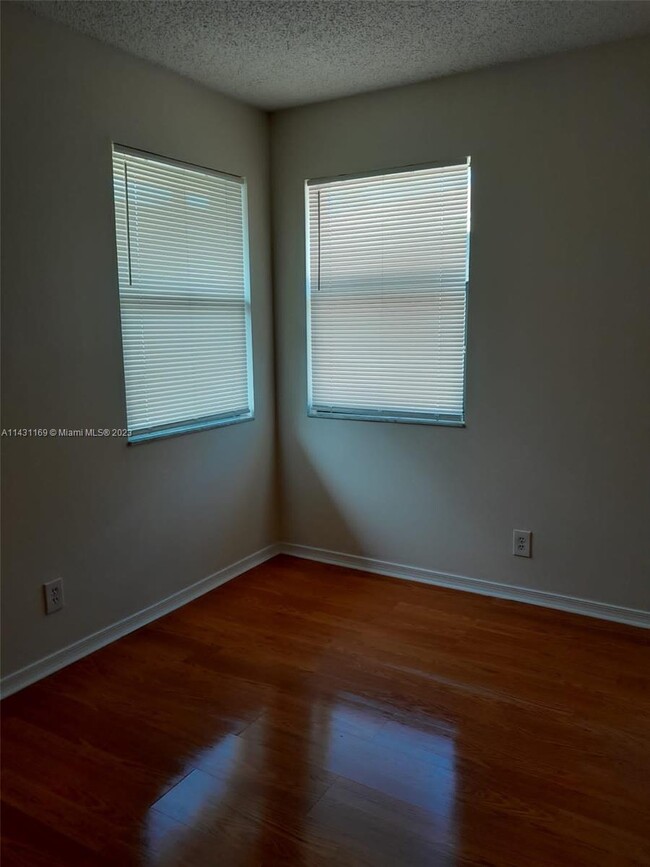 Foto del edificio - 6182 Pine Tree Ln