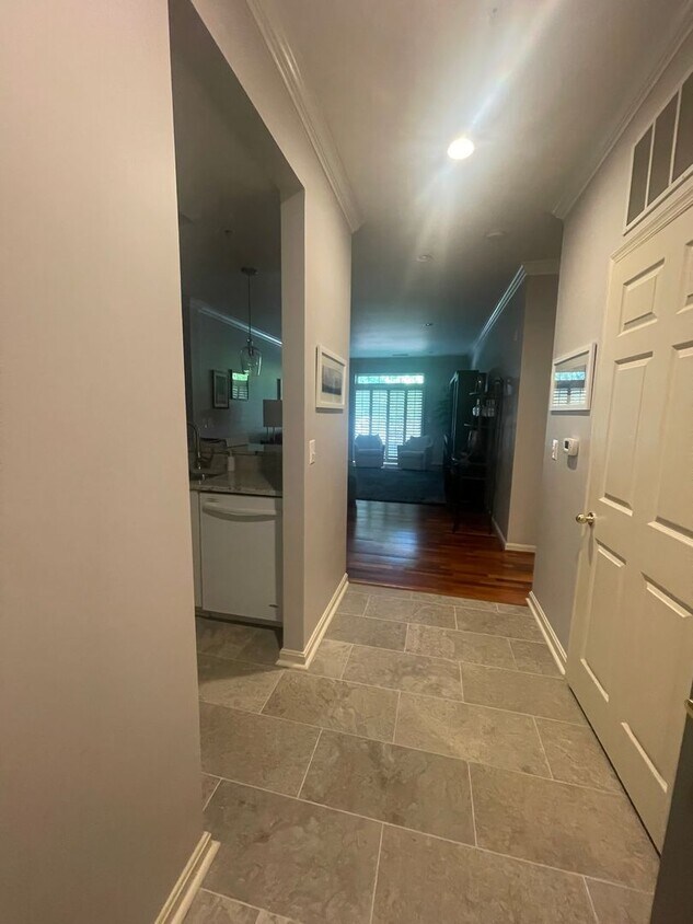 Foto principal - VERY WELL MAINTAINED 2 BEDROOM AND 2 BATHR...