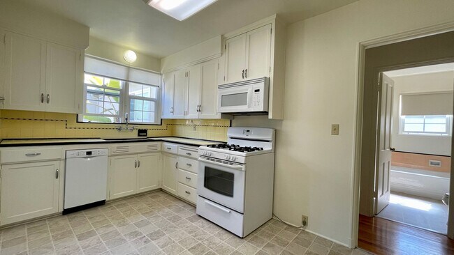 Building Photo - Single-Level 2-Bedroom 2-Bath House + Garage w/ Air Conditioning