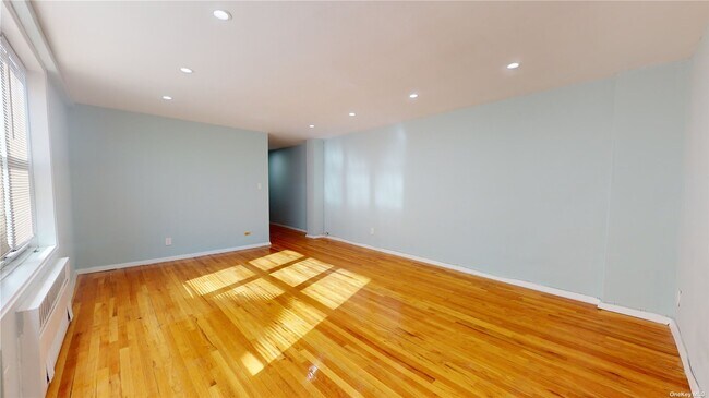 Foto del edificio - 66-15 Thornton Pl
