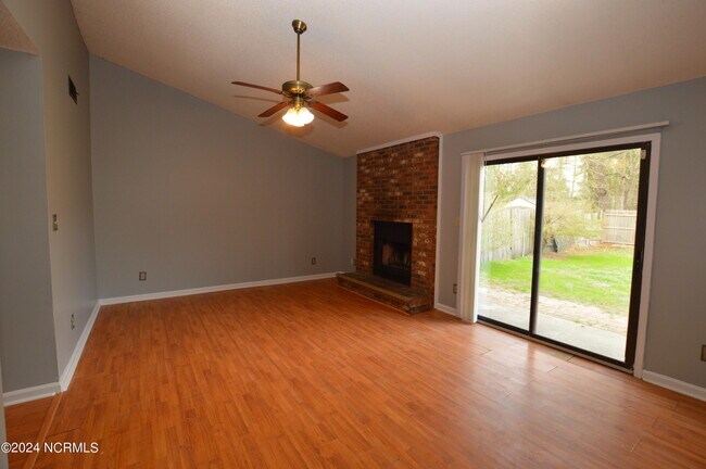 Foto del edificio - 2104 Rolling Ridge Dr