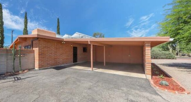 Building Photo - "Charming 3-Bed Oasis with Fireplace Spaci...