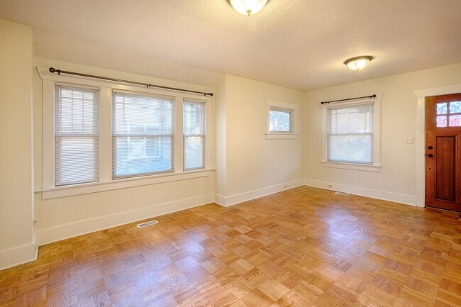 Foto del edificio - 3417 42nd Ave SW