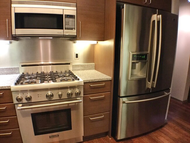 Building Photo - Modern 2  Bedroom Condo