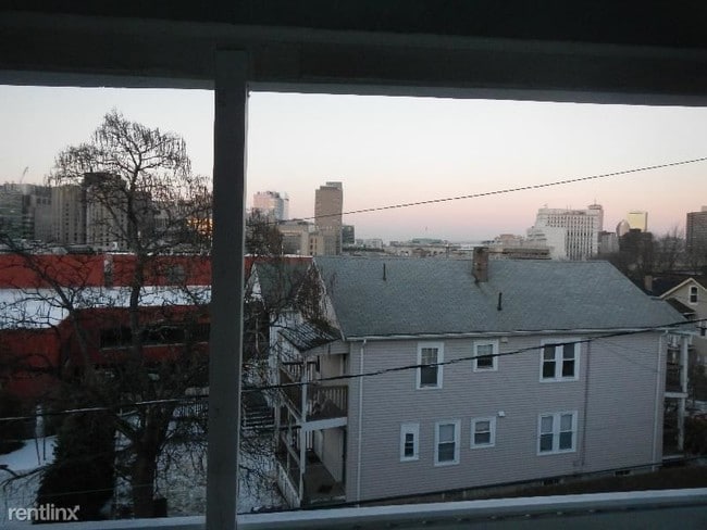 Building Photo - 5 br, 2 bath Apartment - 28 Stockwell St # 2U