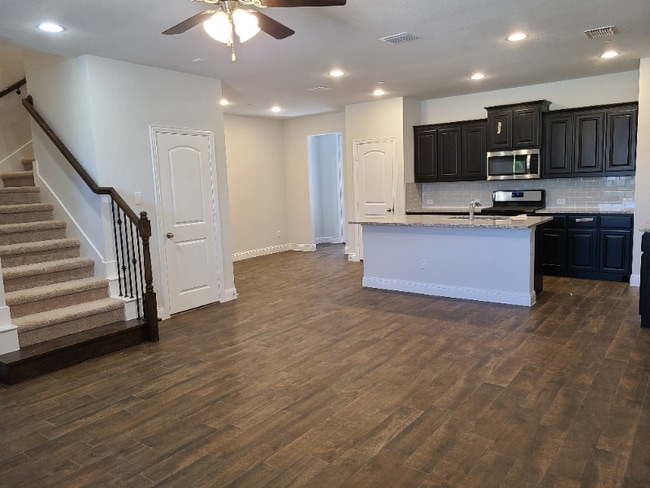 Building Photo - 6820 Meadow Crest Dr