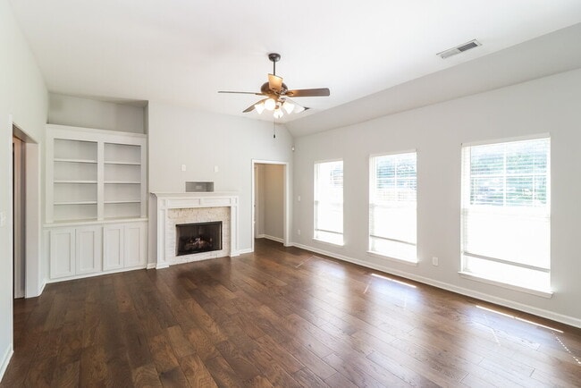 Building Photo - 3811 Dawnwood Cir W