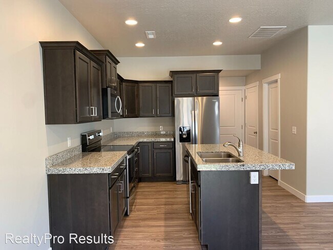 Foto del edificio - 4 br, 2.5 bath House - 855 W. Wellington Ave