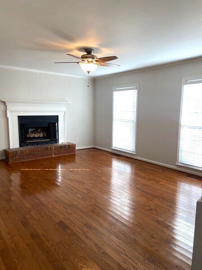 Foto del edificio - 336 Oak Leaf Cir