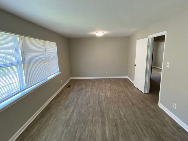 Building Photo - Updated 4 bed 2 bath minutes to Downtown C...