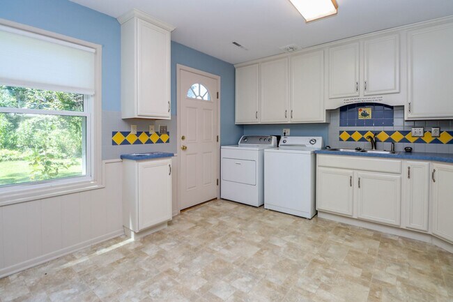 Foto del edificio - 3 bedroom home located in Russel Blvd School district!