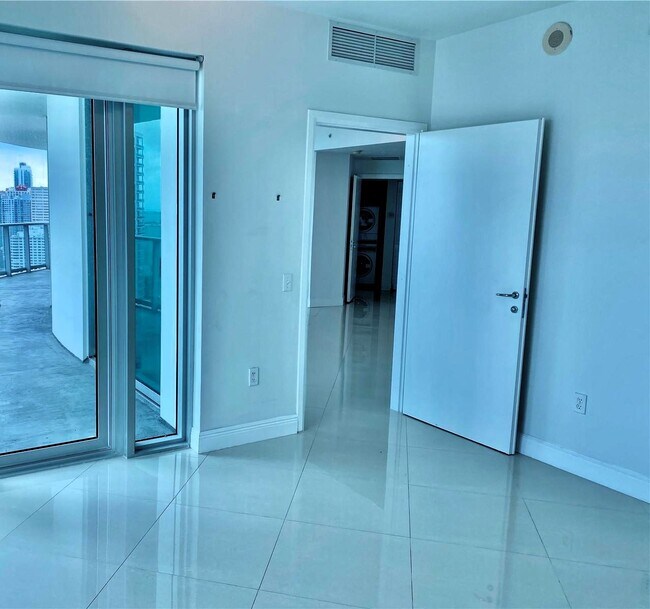 Foto del edificio - 300 S Biscayne Blvd